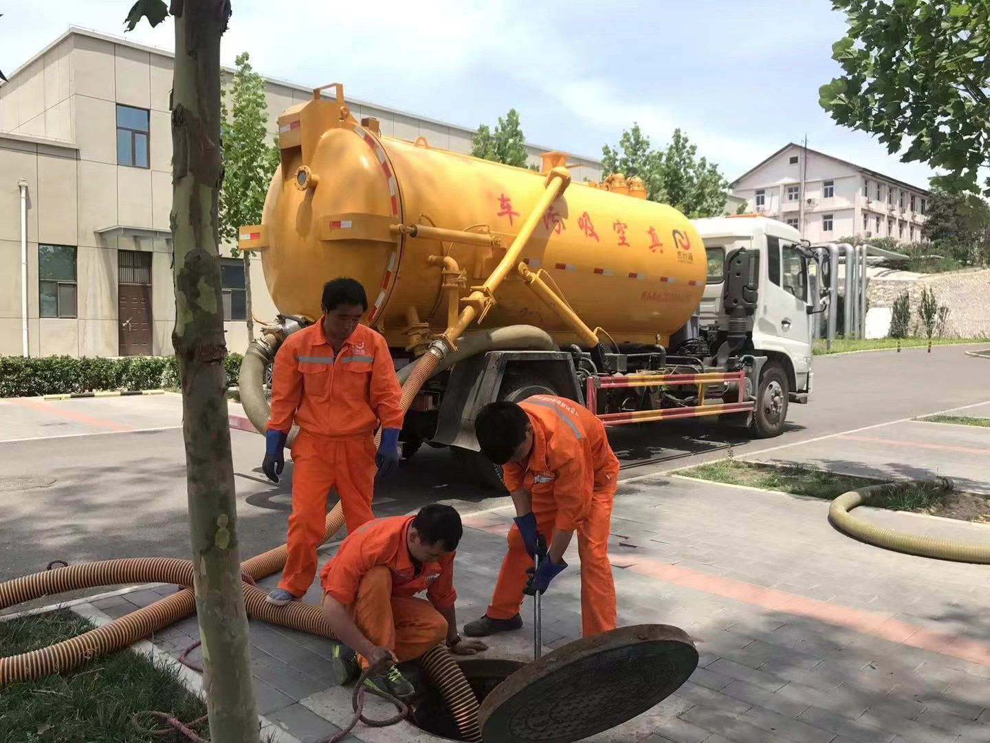德钦化粪池清理与5-8吨吸粪车施工效率分析